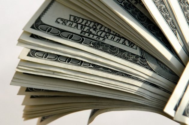 Гривна с утра на межбанке немного укрепилась.