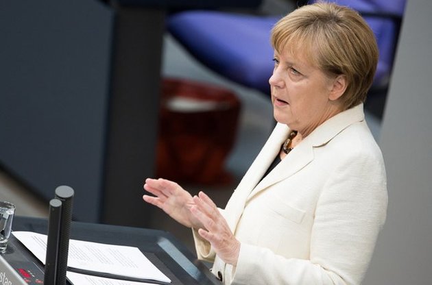 Меркель призвала Запад продолжить диалог с Путиным