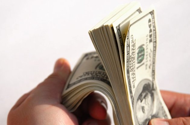 Доллар подешевел на 12 копеек.