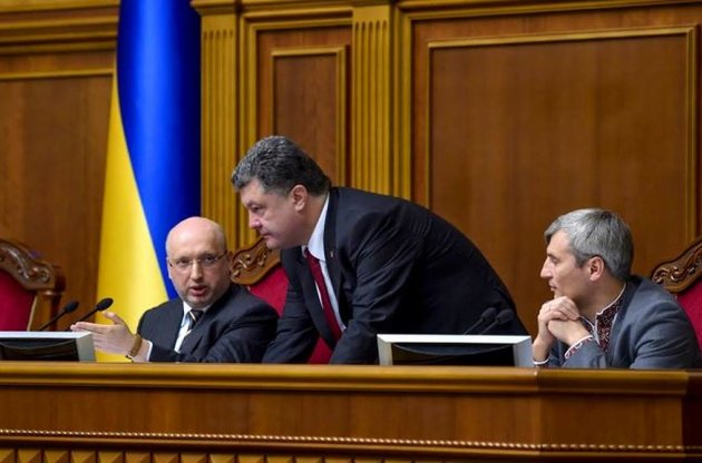 Турчинов предложил Раде отменить закон о Донбассе, опередив Порошенко