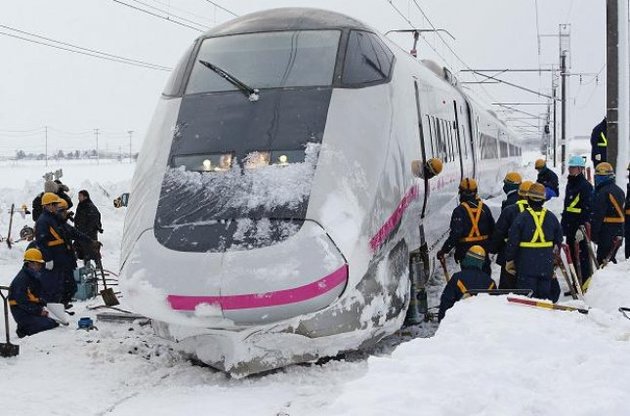 В Японии поезд с 300 пассажирами застрял в горах из-за непогоды