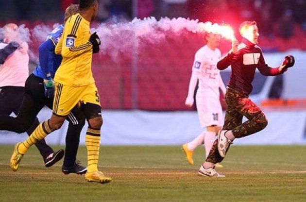 На 88-й хвилині матчу в Луцьку у фанатів не витримали нерви