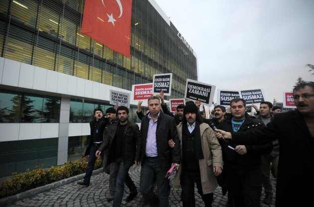 В Турции начался "медиа-переворот" - арестованы более двух десятков журналистов