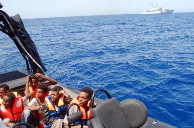 Берегова охорона Італії виявила судно з біженцями, яке дрейфує