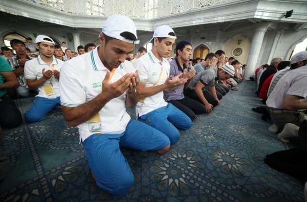 У Казані в мечеті Кул Шаріф розпочато безперервне читання Корану. Ілюстрація