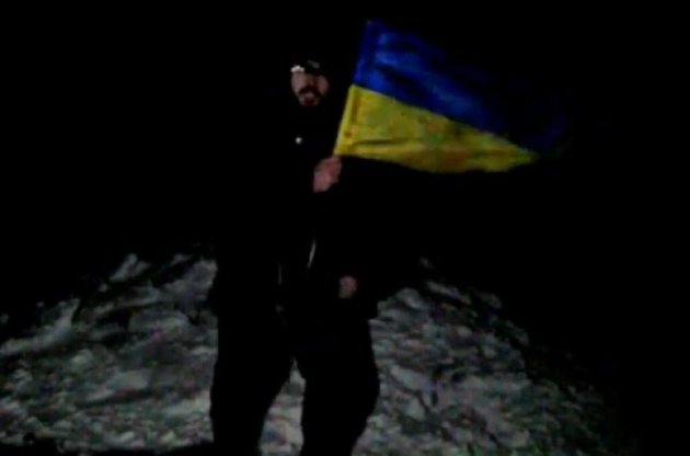 В Крыму в ночь на Новый год россиянин установил украинский флаг на самой высокой горе