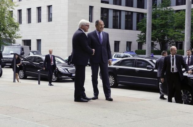 Німецький МЗС запевняє, що переговори в Берліні пройшли не марно (на фото - зустріч Штайнмайера і Лаврова в липні)
