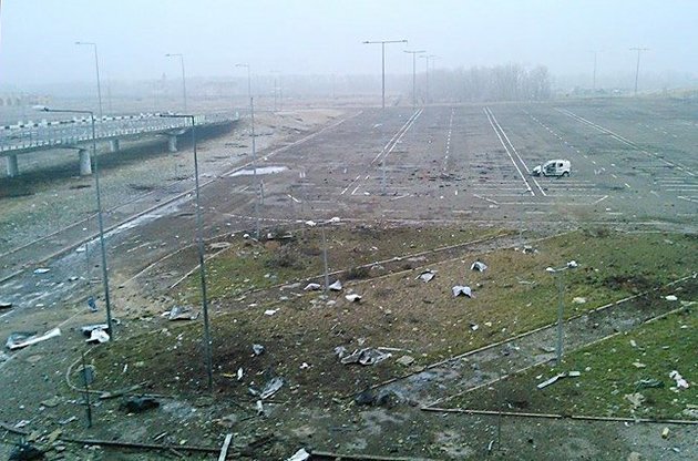 Аэропрот уже в значительной степени разрушен, в последние дни боевики нещадно его бомбардируют