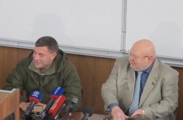 Захарченко (слева) вместе с &quot;ректором&quot; ДонНУ Сергеем Барышниковым