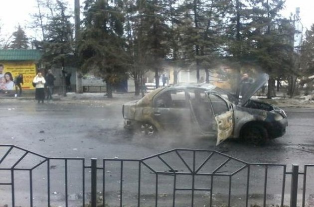 22 января, сгоревшее авто у обстрелянной остановки в Донецке, от 7 до 15 погибших