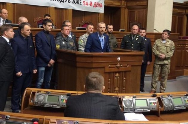 Комбаты вышли к трибуне