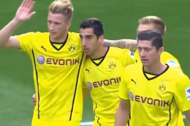 Генрих Мхитарян (в центре) в нынешнем сезоне не выделяется в "Боруссии"