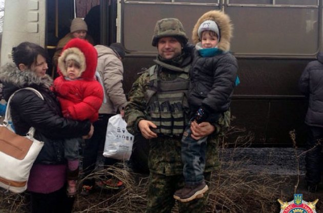 В Дебальцево из-под завалов после четырехдневного заточения освободили трех человек