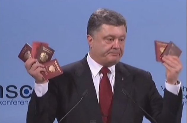 Порошенко в Мюнхені продемонстрував документи російських військових, вилучені в Україні