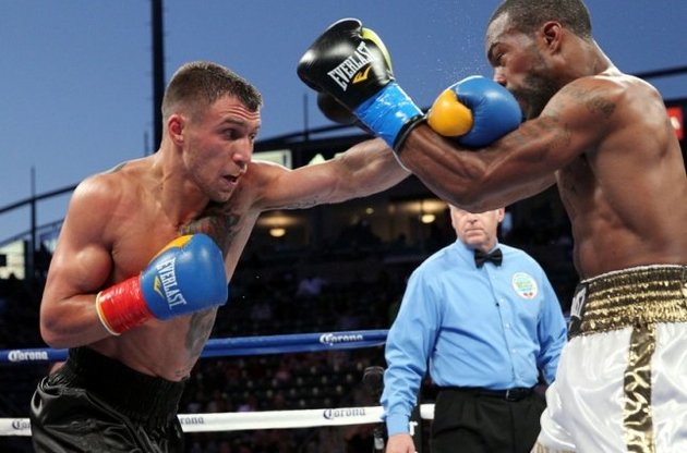 Василий Ломаченко выиграл титул в матче против Гэри Рассела