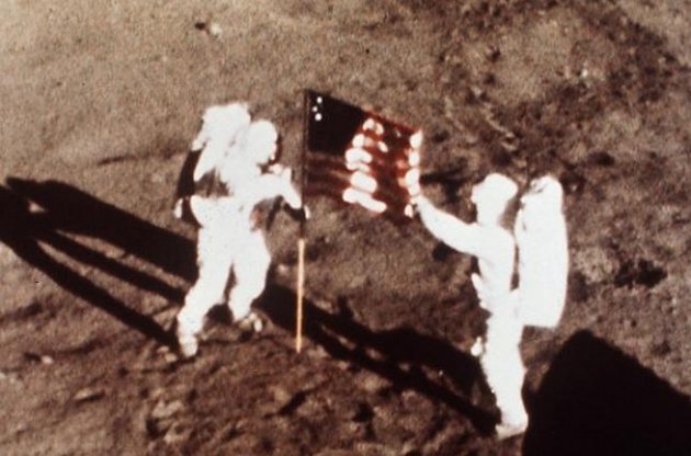 Астронавт Армстронг "припрятал" дома артефакты с Луны