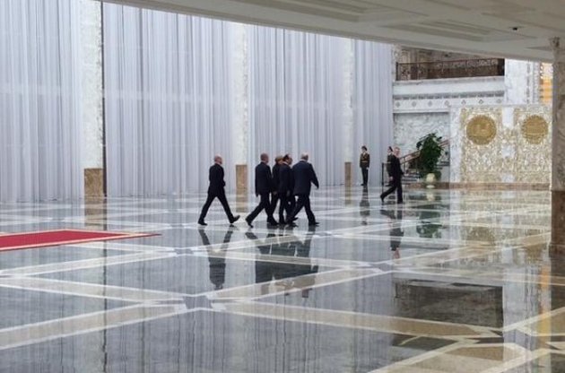 Порошенко, Меркель и Олланд проводят встречу в Минске