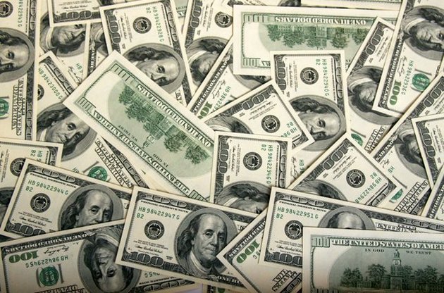 НБУ опустил официальный курс гривни ниже 28 грн/доллар