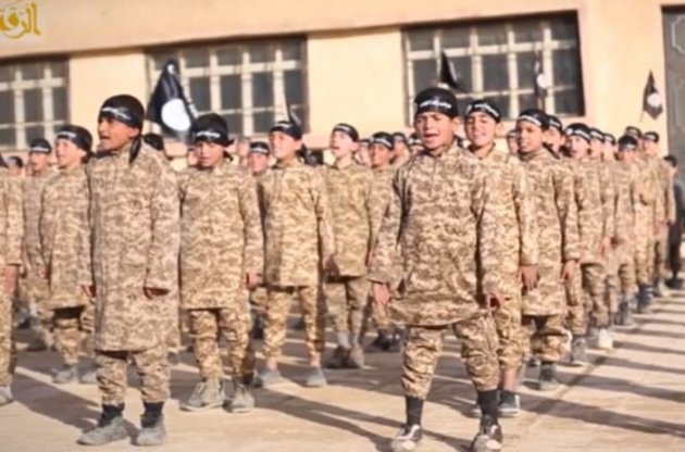 Террористы "Исламского государства" в Сирии учат пятилетних детей воевать - Daily Mail