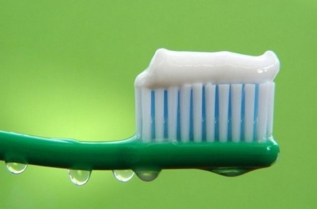 Японский ученый изобрел зубную пасту, заделывающую дырки и трещины в зубах