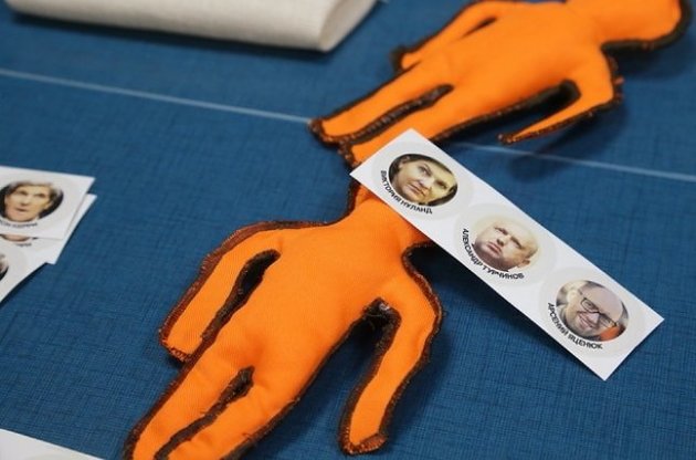 В России продают куклы вуду с лицами Турчинова и Яценюка - Gazeta Wyborcza