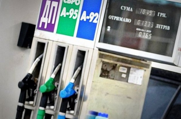 Бензин дешевеет, за последние две недели цена снизилась почти на 5 гривень