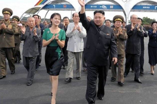 Ким Чен Ына во время поездок стала сопровождать его сестра