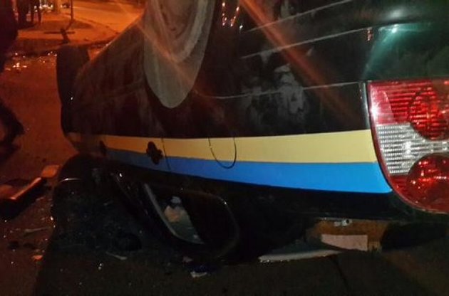 У Костянтинівці протестувальники проти українських військових перевернули машину ДАІ