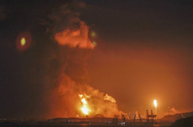 На хімічному заводі в Китаї стався вибух, із вогнем борються понад 800 пожежників