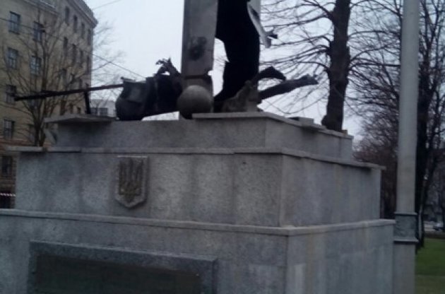 Стела повреждена, но все еще стоит