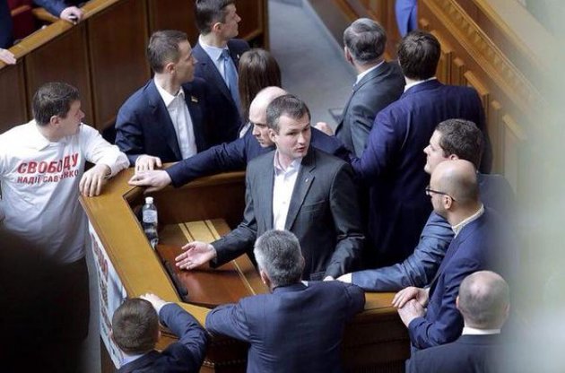 Депутаты заблокировали трибуну из-за "коррупции Кабмина" и тарифов