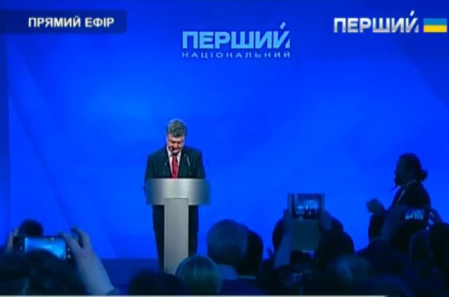 Порошенко в прямом эфире подписал закон