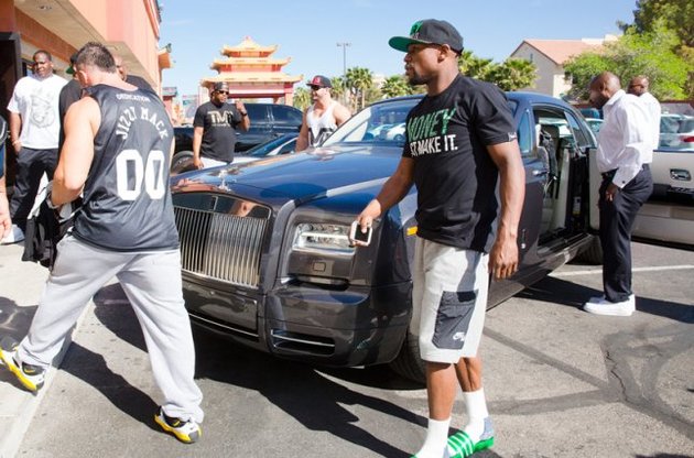 Флойд Мэйуэзер любит похвастаться дорогими автомобилями