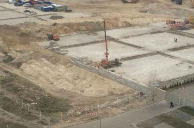 Відоме будівництво на березі Дніпра в Києві оточують бетонним парканом - Лещенко