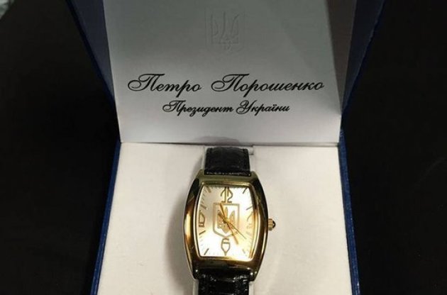 Порошенко нагороджує українців годинниками Януковича - волонтер