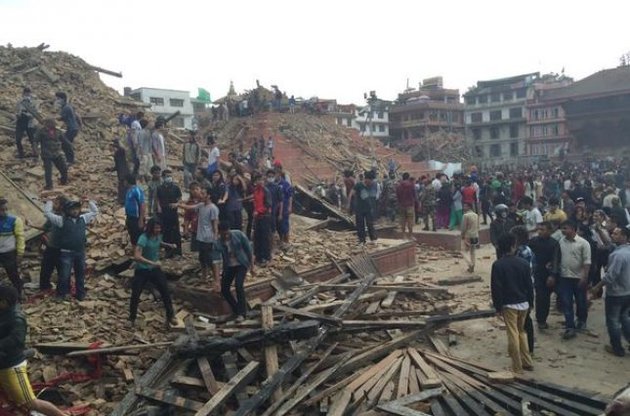 Число погибших в Непале в результате землетрясения возросло до 900 человек