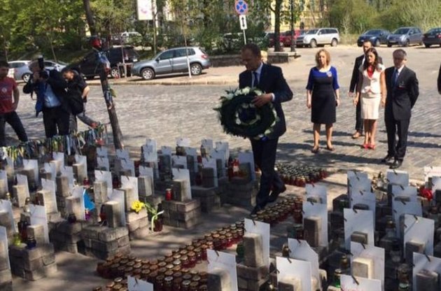 Дональд Туск вшанував пам'ять Героїв Небесної сотні в Києві
