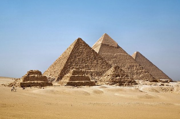 Египет презентовал две новые гробницы у подножия пирамид