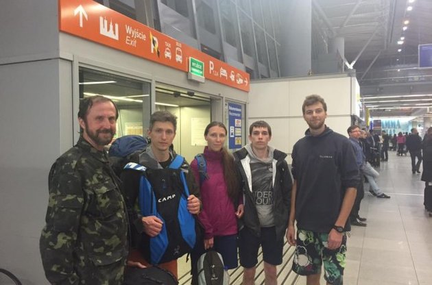 Пятеро эвакуированных из Непала украинцев прибыли в Польшу