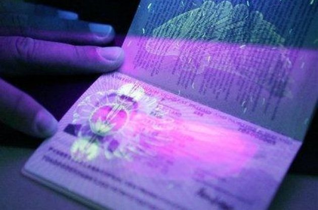 Яценюк поручил ускорить выдачу биометрических паспортов