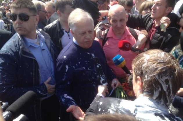 Симоненка на мітингу в Києві облили кефіром