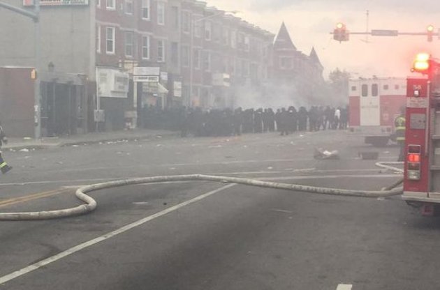 В Балтиморе полицейских официально обвинили в убийстве юноши, которое вызвало массовые протесты