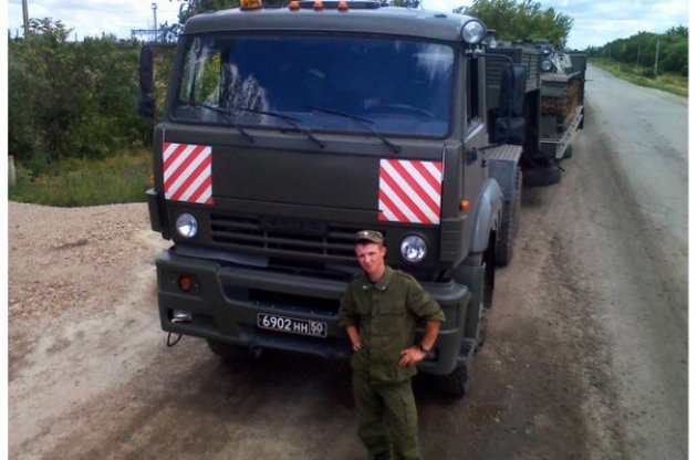 Водители сфотографировались рядом с прицепом XP 4679 50 и грузовиком 4267 AH 50