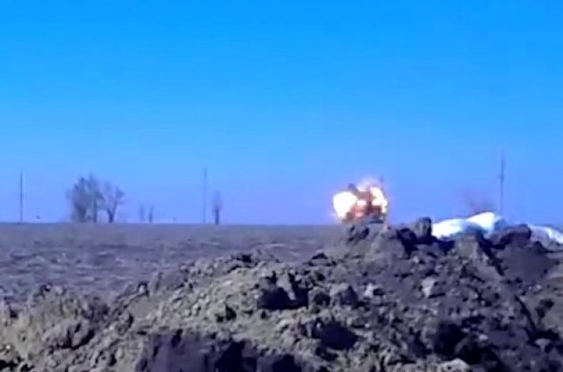 СМИ опубликовали видео уничтожения прямым попаданием танка боевиков под Широкино