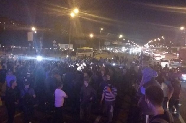 Протесты против застройки на Осокорках: киевляне перекрыли проспект Бажана