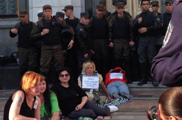 Митинг вернулся в мирное русло, но не расходится