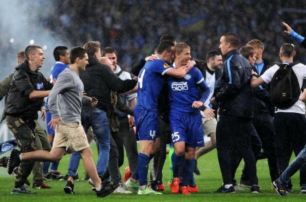 Болельщики выбежали на поле, чтобы поздравить футболистов "Днепра"