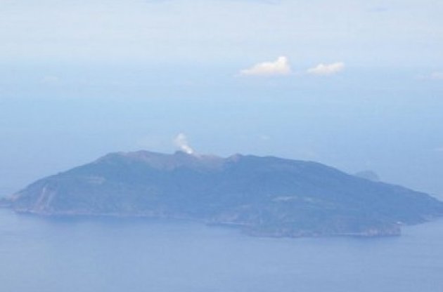 Вулкан утром в пятницу выбросил высоко в небо черный дым