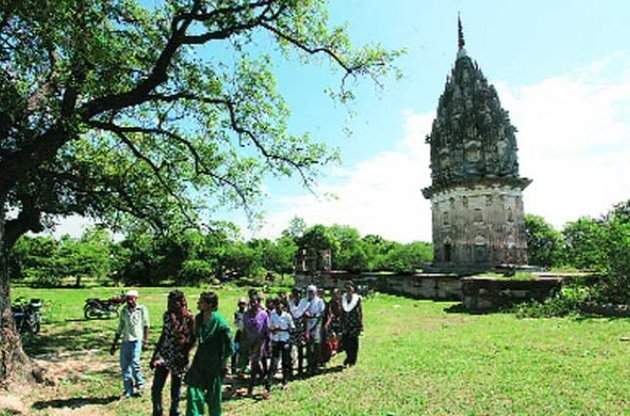 Індійський "король пластику" пішов у монастир