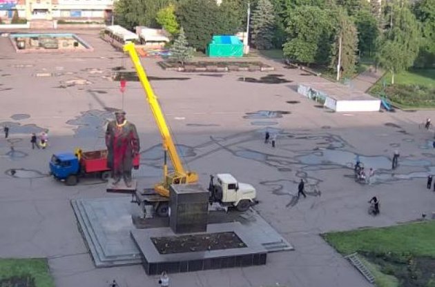 В Славянске демонтировали памятник Ленину
